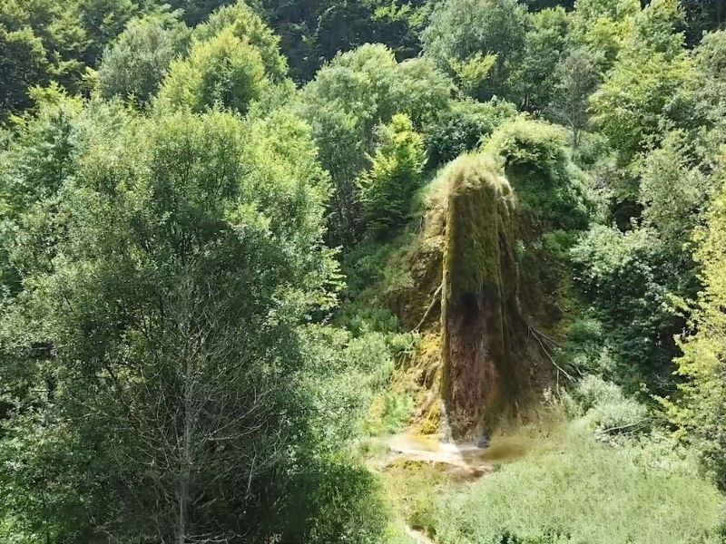 vodopad prskalo sniman iz drona