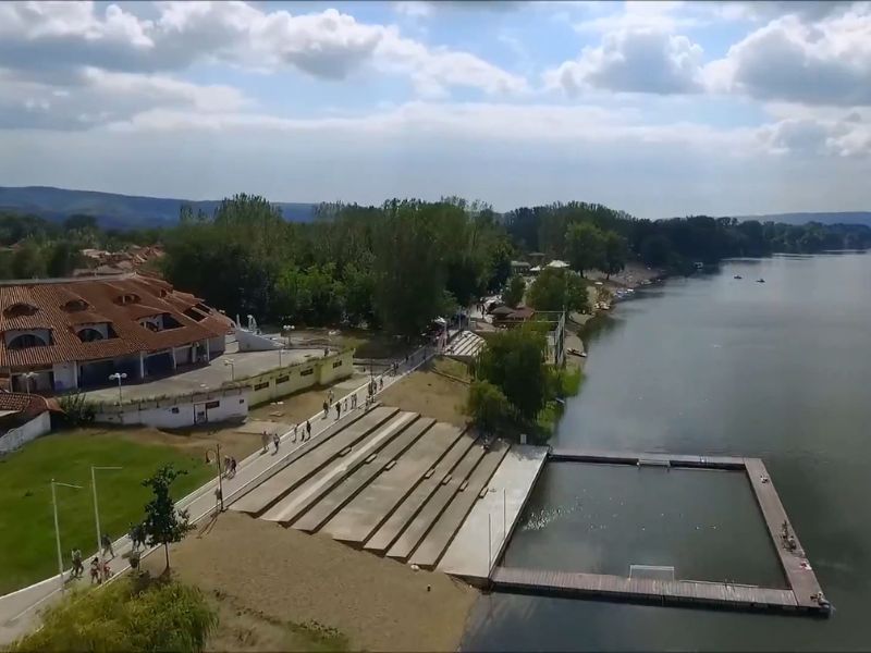 srebrno jezero snimljeno iz drona