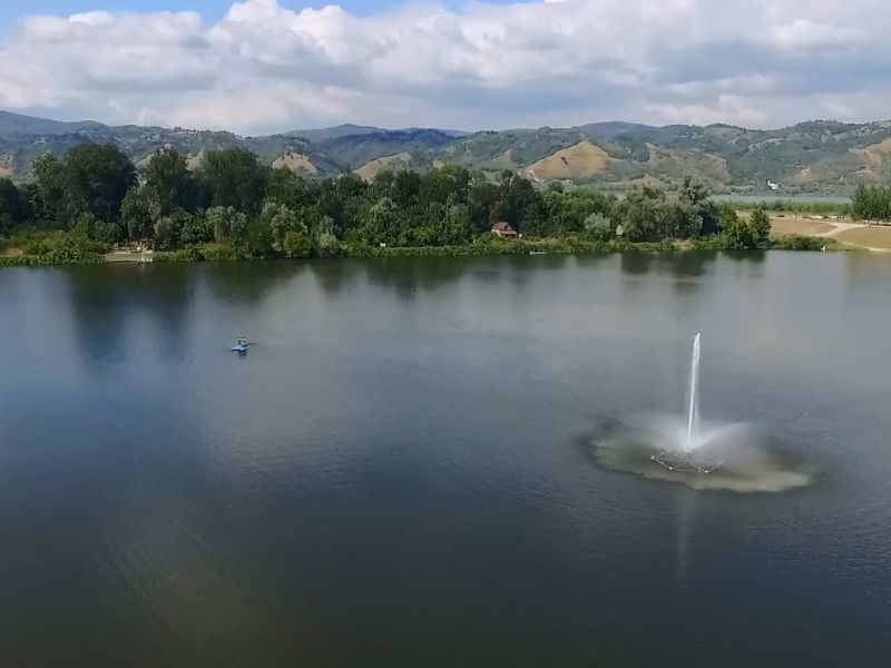 srebrno jezero snimljeno iz drona