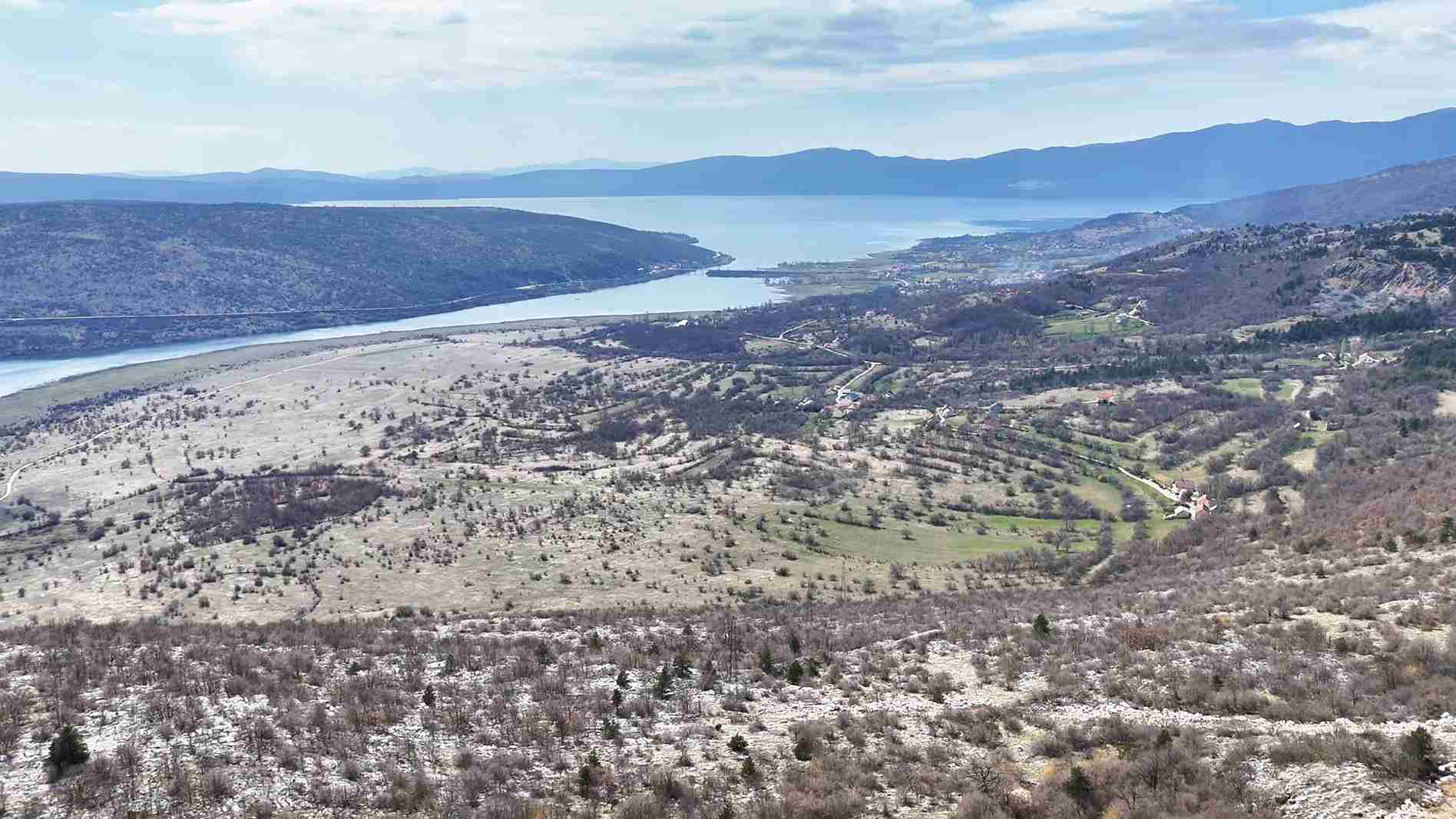 Buško jezero pruža pogled na prostranu vodenu površinu i planinske predele između Livna i granice sa Hrvatskom.