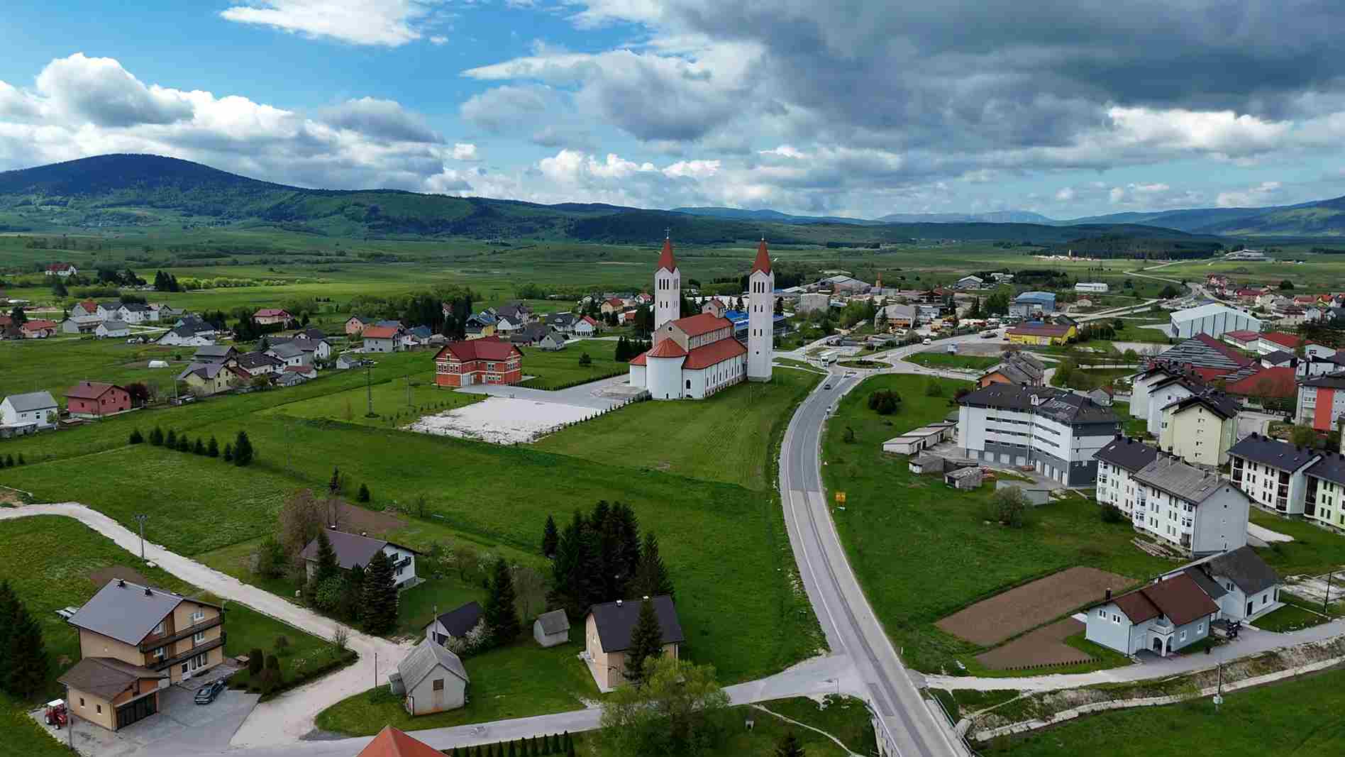 Kupres se nalazi na nadmorskoj visini većoj od 1.100 metara i poznat je po prostranim livadama i planinskom vazduhu.
