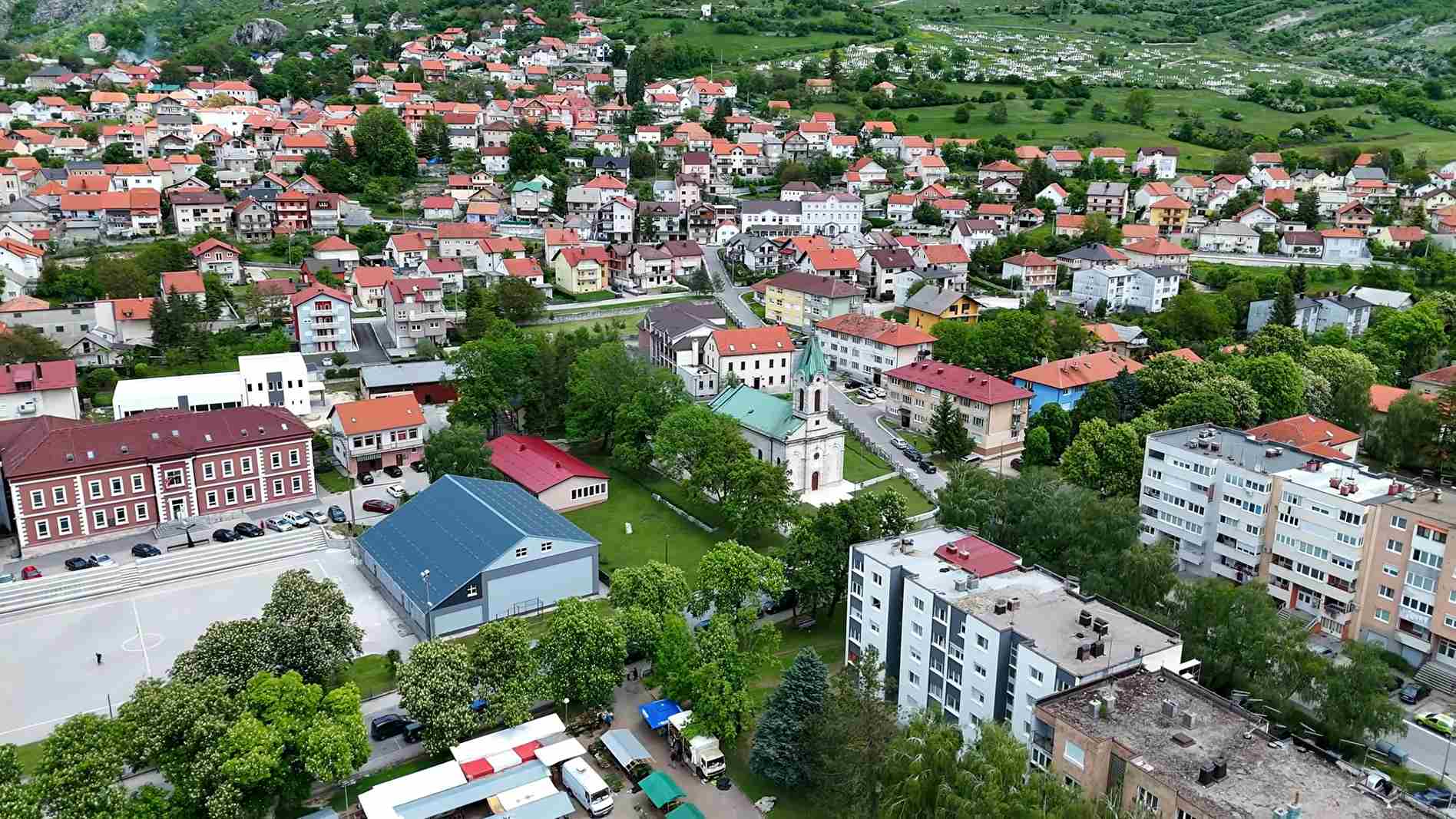 Livno je poznato po livanjskom siru, izvoru Duman i bogatoj franjevačkoj baštini.