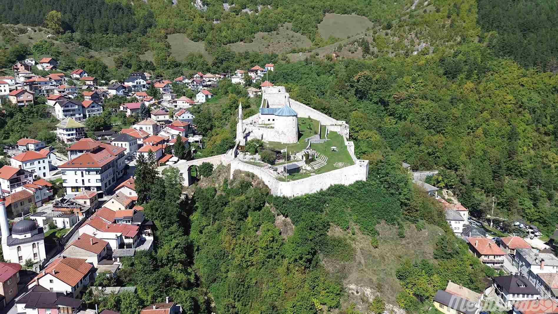 Tvrđava Stari grad jedan je od najpoznatijih simbola Travnika i njegove bogate istorije.